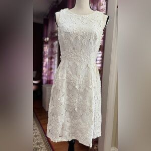 New Beautiful White Dress with lace size 6 Tahari Lined